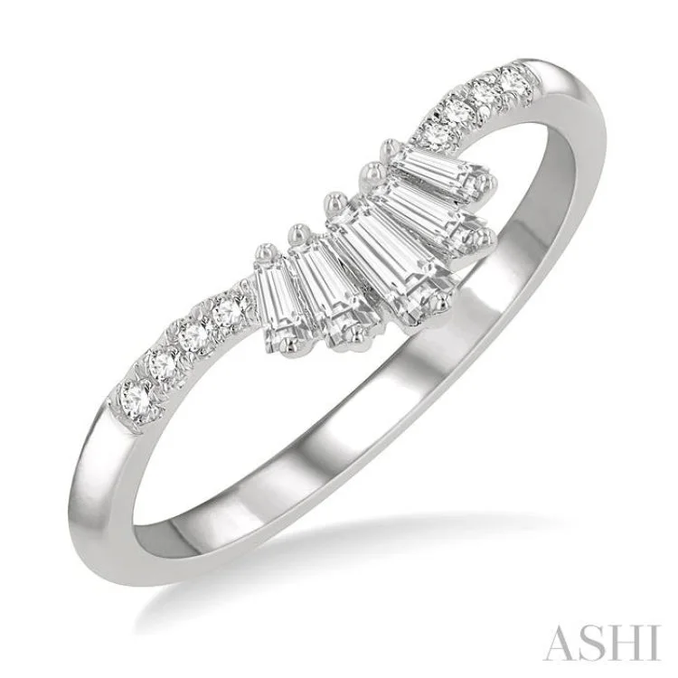 1/4 Ctw Chevron Baguette Crown and Round Cut Diamond Fashion Ring in 14K White Gold